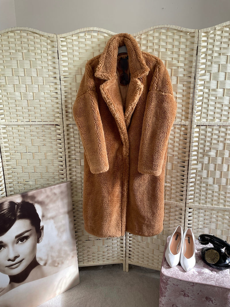 Teddy Coat in faux fur material